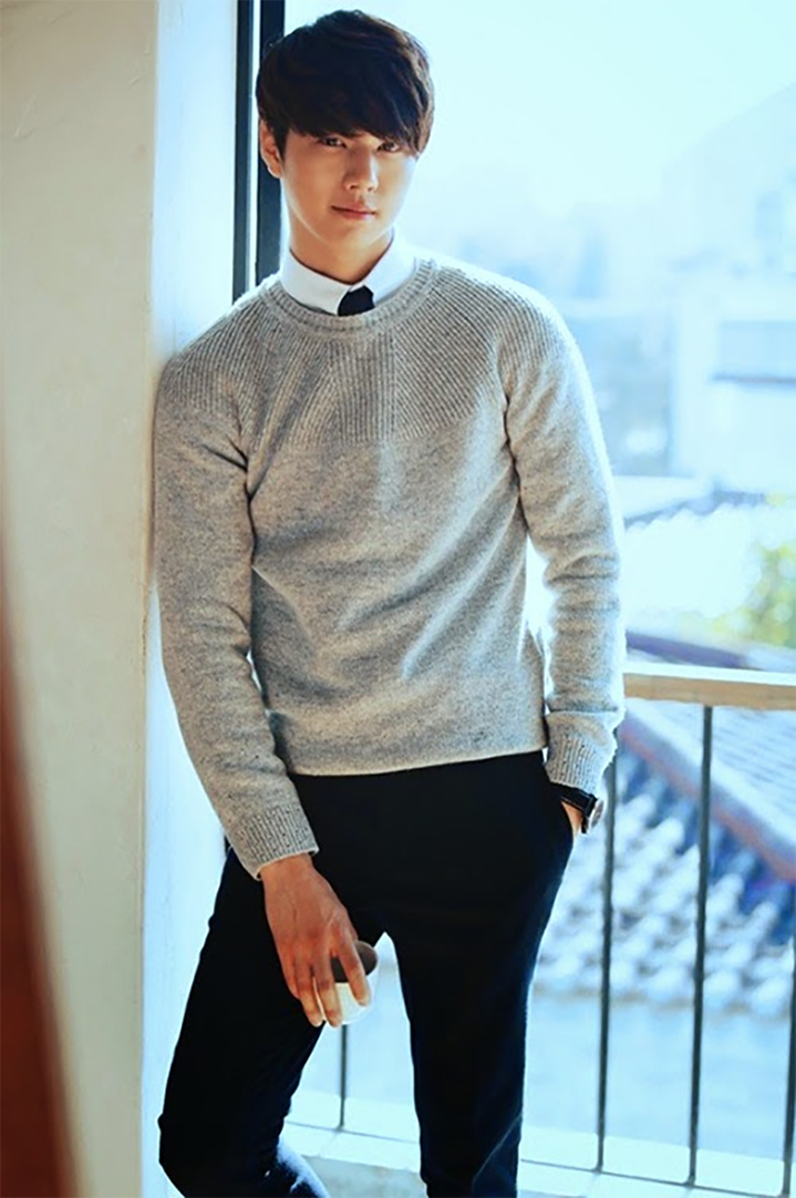Sơ mi trắng kết hợp Sweater mang đến diện mạo lịch lãm, cá tính cho người mặc