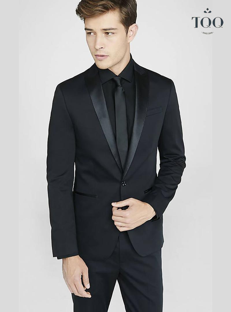 Phối áo sơ mi nam đen với blazer, quần âu và cravat cùng màu 